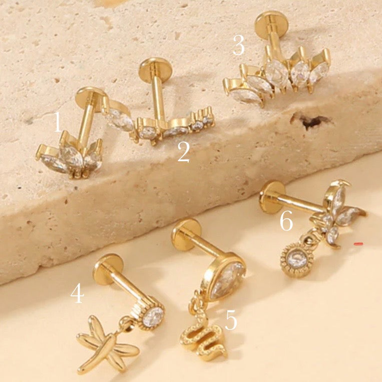 Piercings d’oreilles dorés