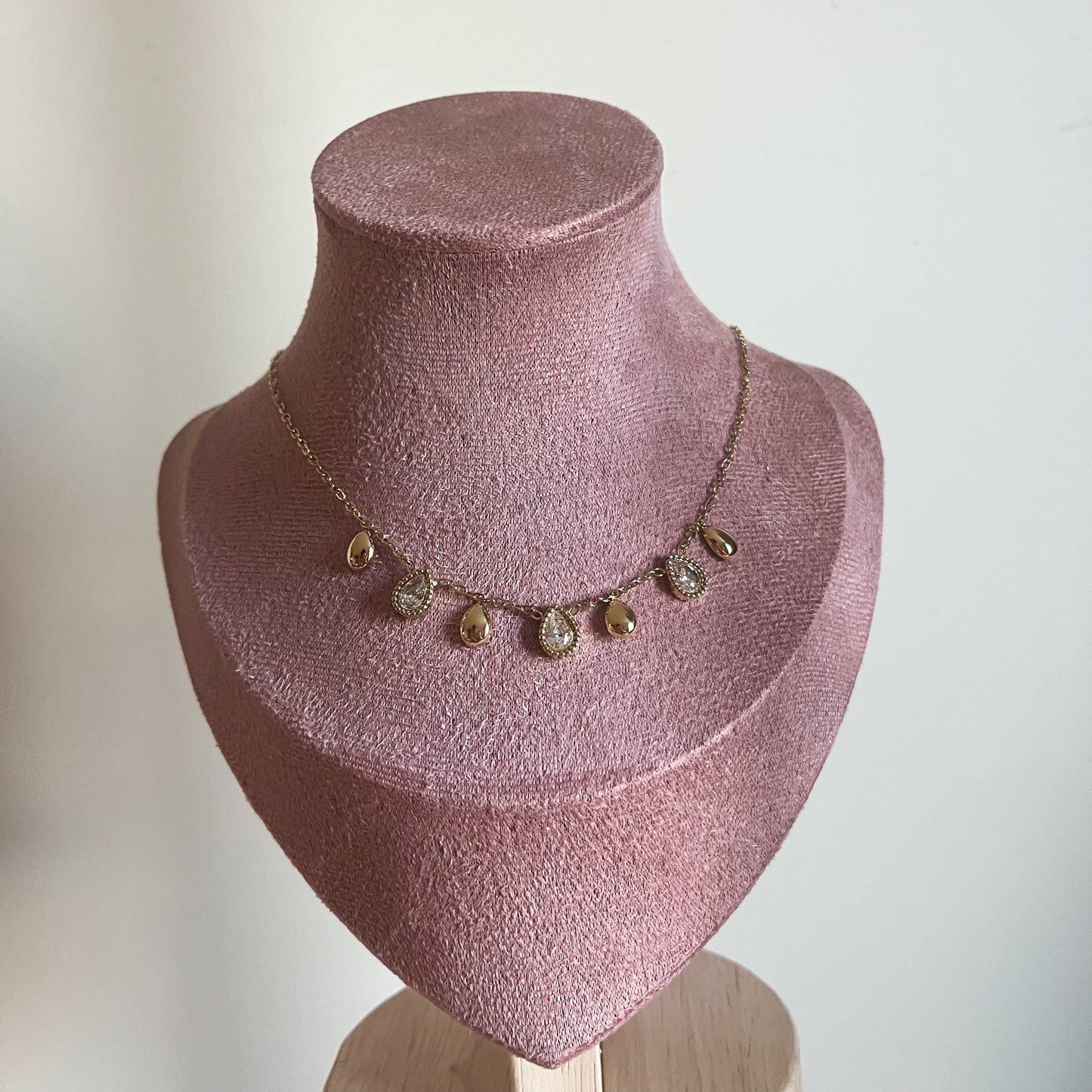 Collier à fines gouttes en acier doré