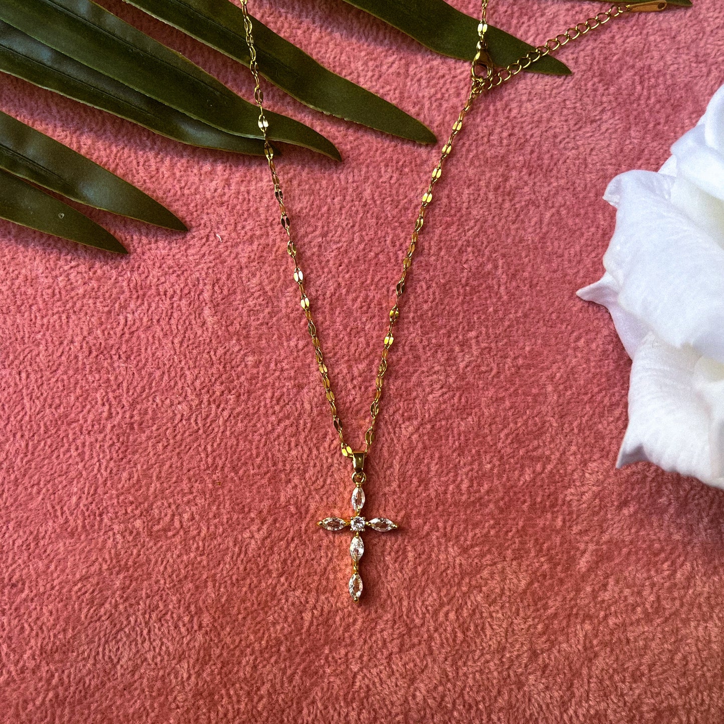 Collier croix blanc