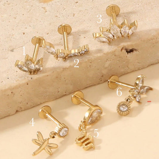 Piercings d’oreilles dorés