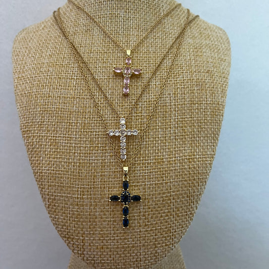 Chaîne dorée avec pendentif croix
