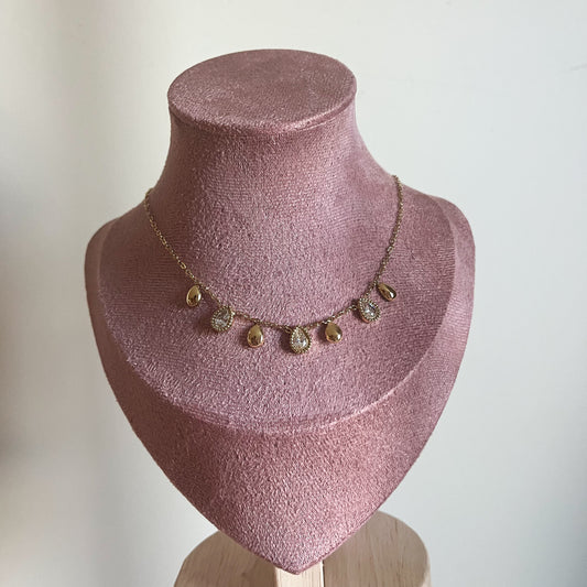 Collier à fines gouttes en acier doré
